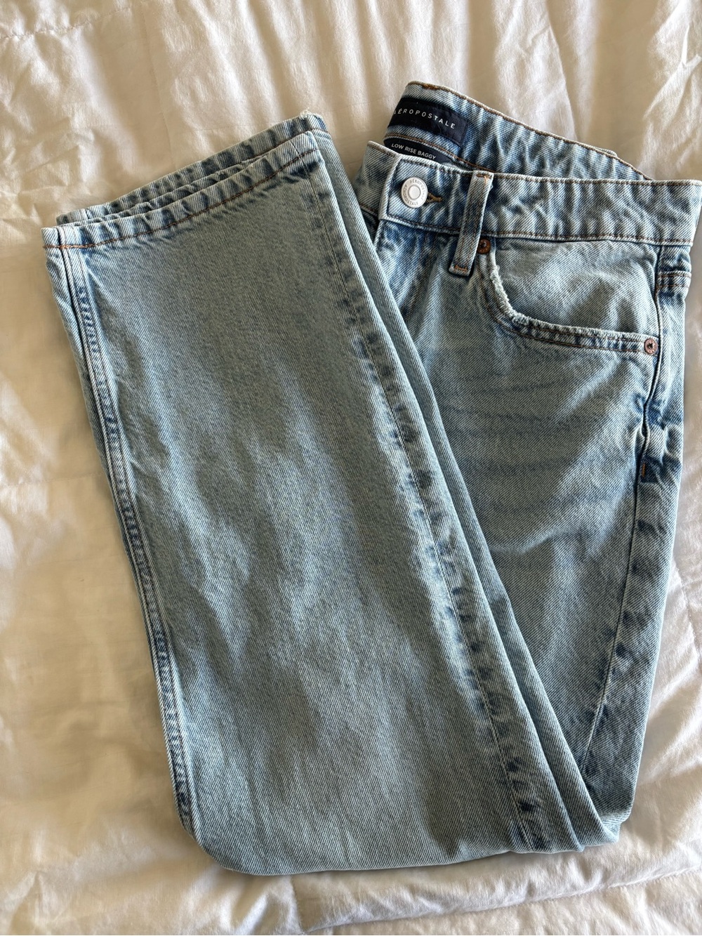 Aeropostale 4 Short Low Rise Baggie Light Wash Jeans Women's
Like new worn once